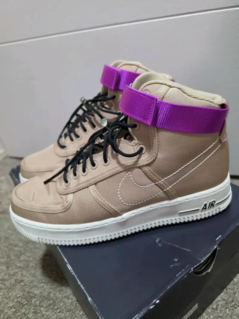 Zapatillas Nike Air Force 1 beige con detalles morados - 2