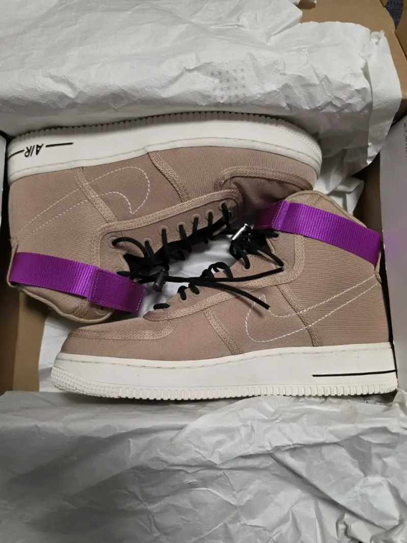 Zapatillas Nike Air Force 1 beige con detalles morados - 3