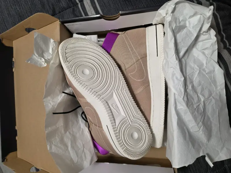 Zapatillas Nike Air Force 1 beige con detalles morados - 4