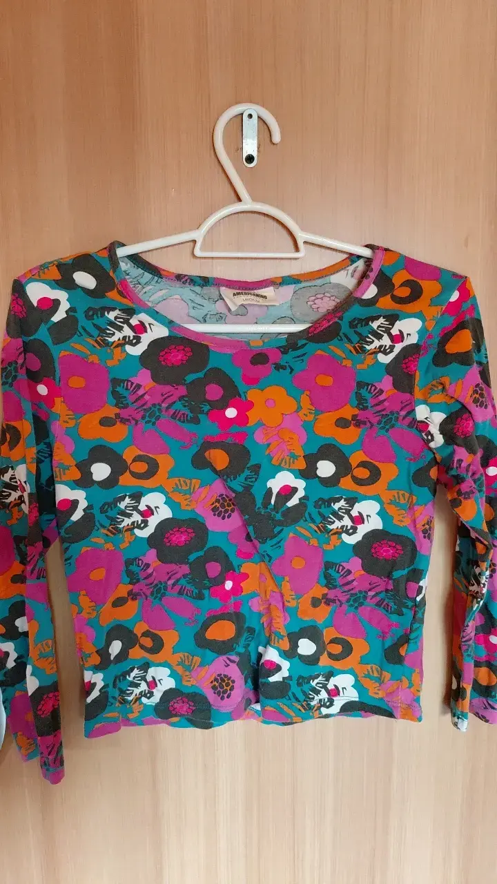 Polera manga larga estampada floral colorida
