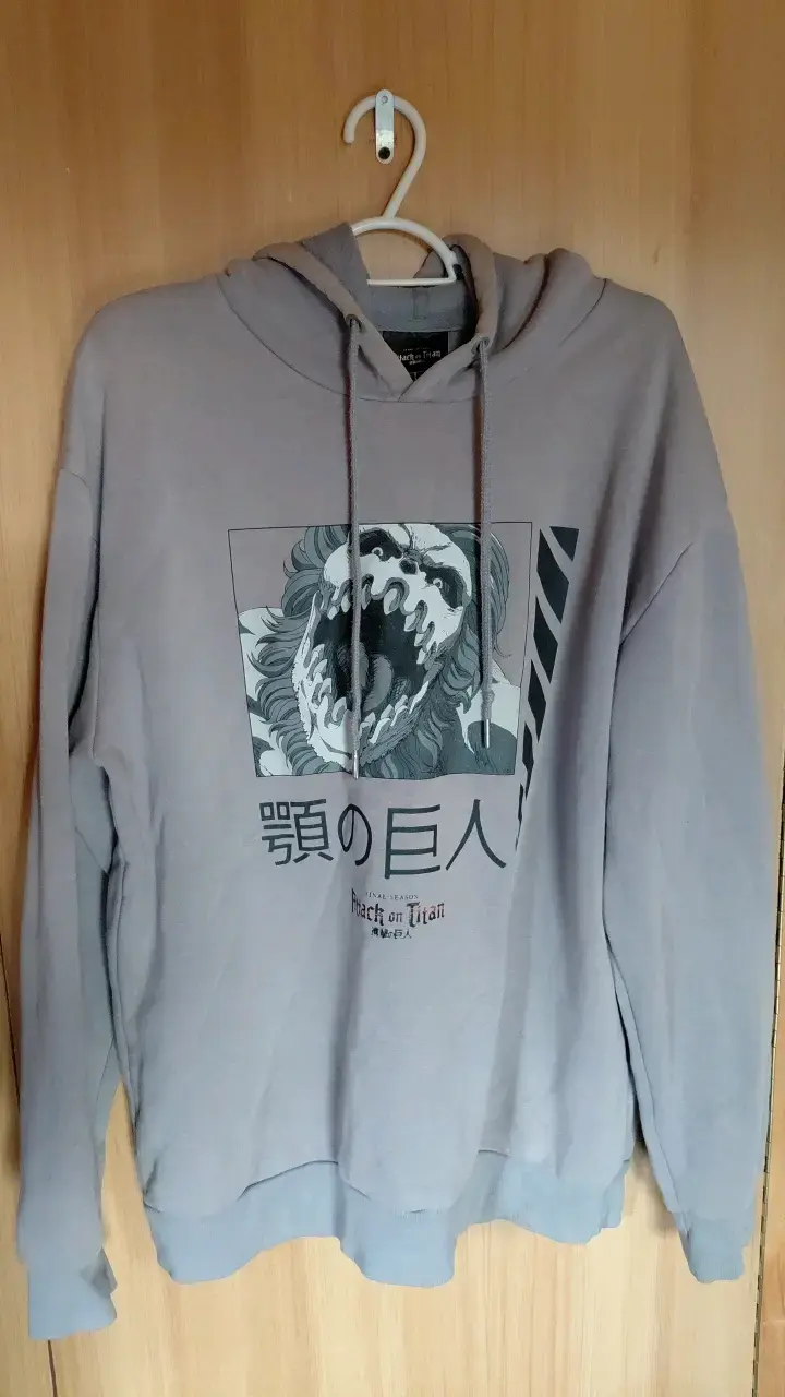 Polerón gris Attack on Titan con capucha