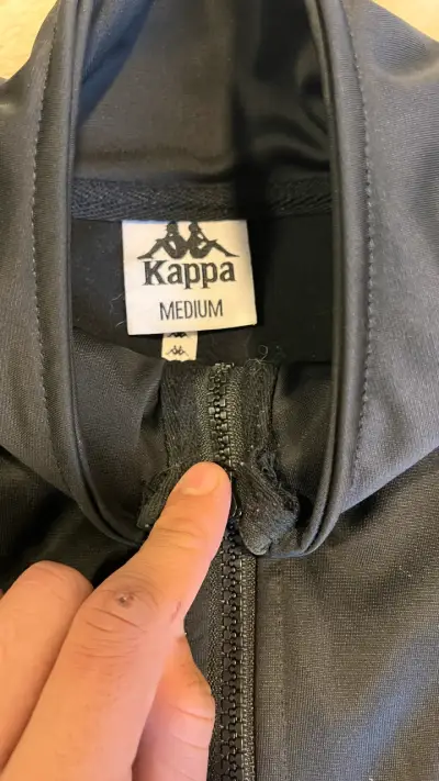 Chaqueta deportiva negra Kappa con detalles rojos - miniatura 1