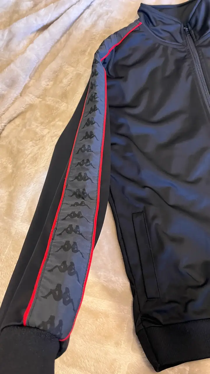 Chaqueta deportiva negra Kappa con detalles rojos - 2