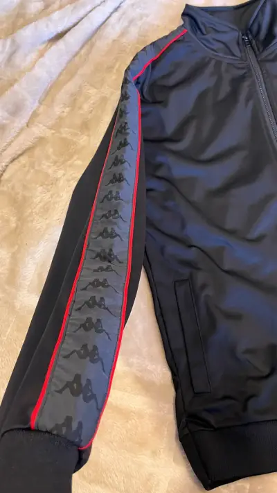 Chaqueta deportiva negra Kappa con detalles rojos - miniatura 2
