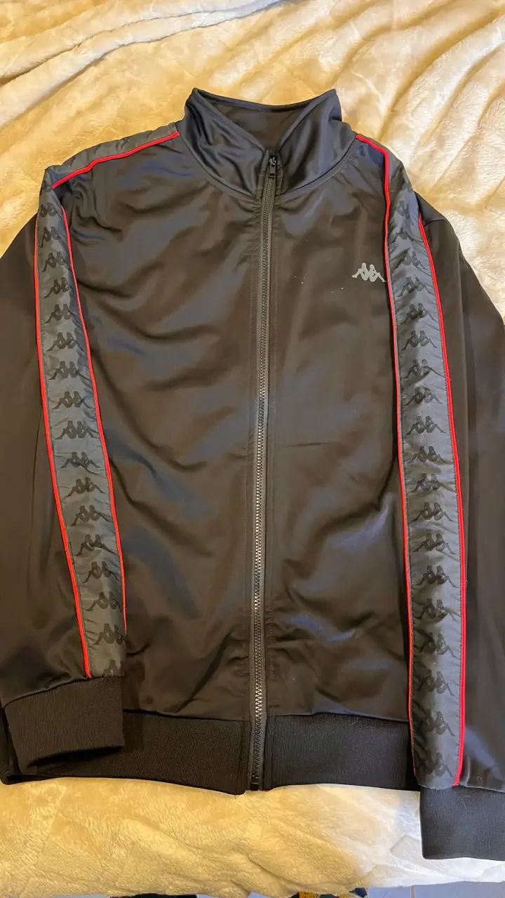 Chaqueta deportiva negra Kappa con detalles rojos - 3