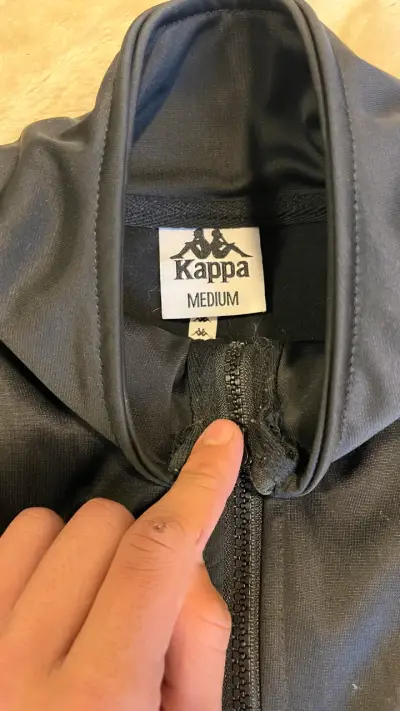 Chaqueta deportiva negra Kappa con detalles rojos - miniatura 4