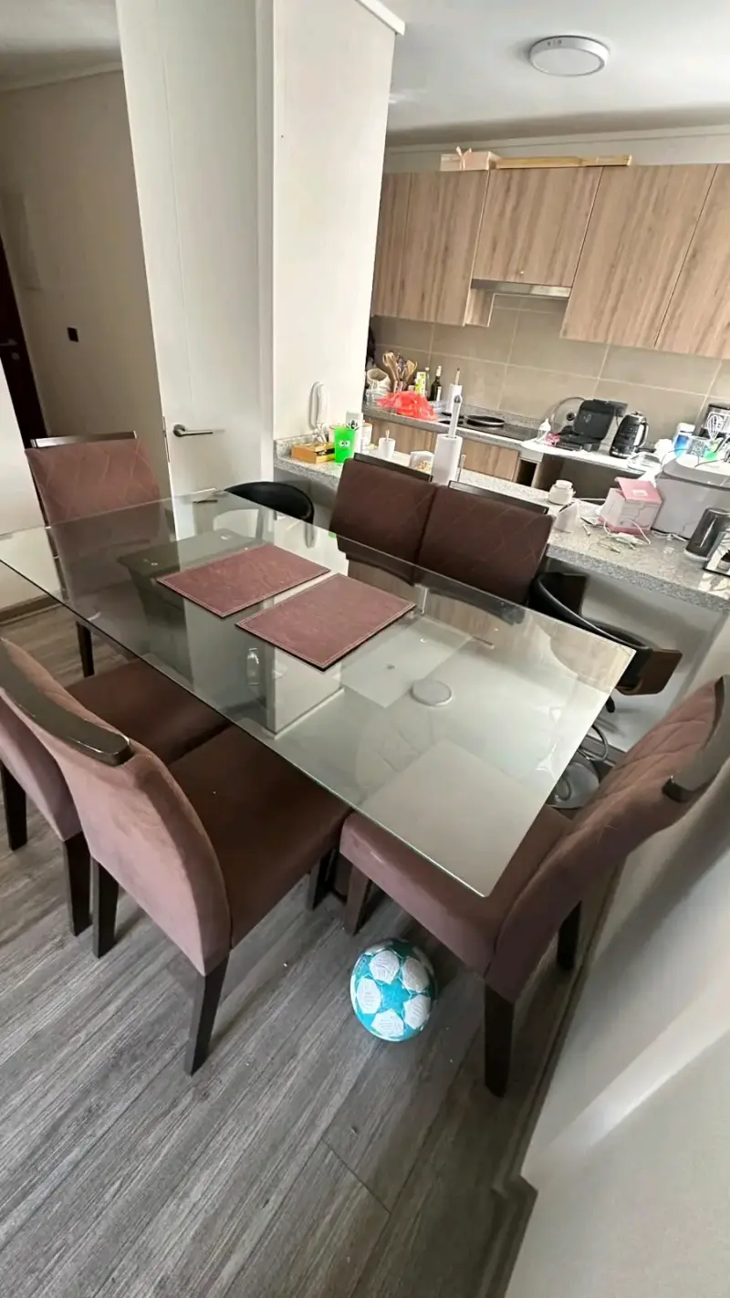 Juego de comedor con mesa de vidrio y sillas acolchadas - 4