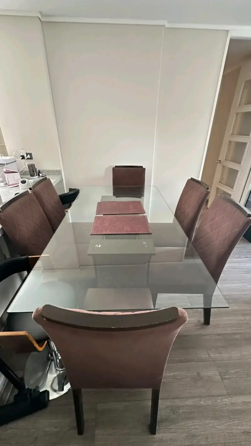 Juego de comedor con mesa de vidrio y sillas acolchadas - 5