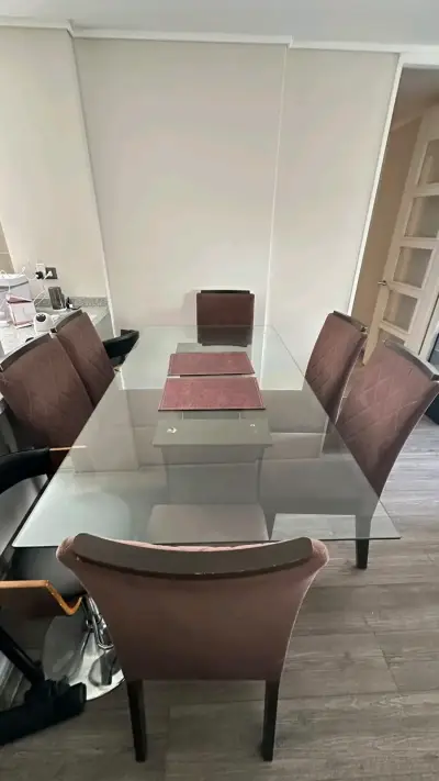 Juego de comedor con mesa de vidrio y sillas acolchadas - miniatura 5