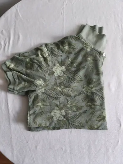 Polera de hombre azul y verde con diseño floral - miniatura 3