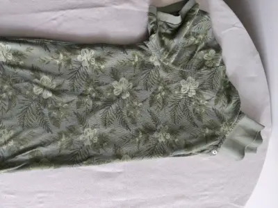 Polera de hombre azul y verde con diseño floral - miniatura 4