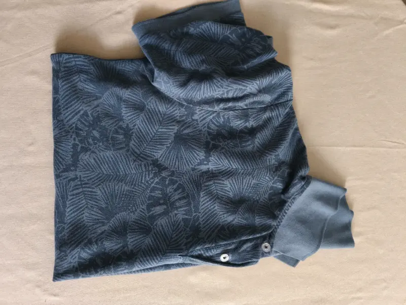 Polera de hombre azul y verde con diseño floral - 6