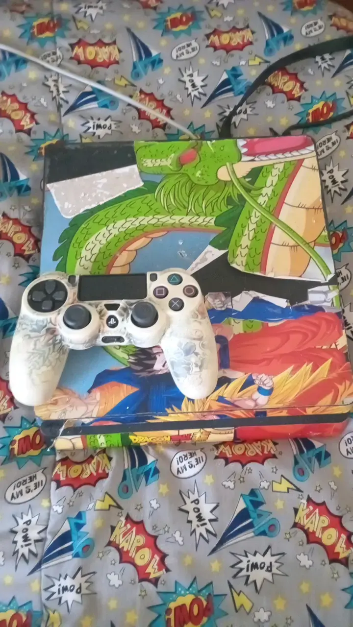 Consola PS4 con diseño Dragon Ball Z - 2