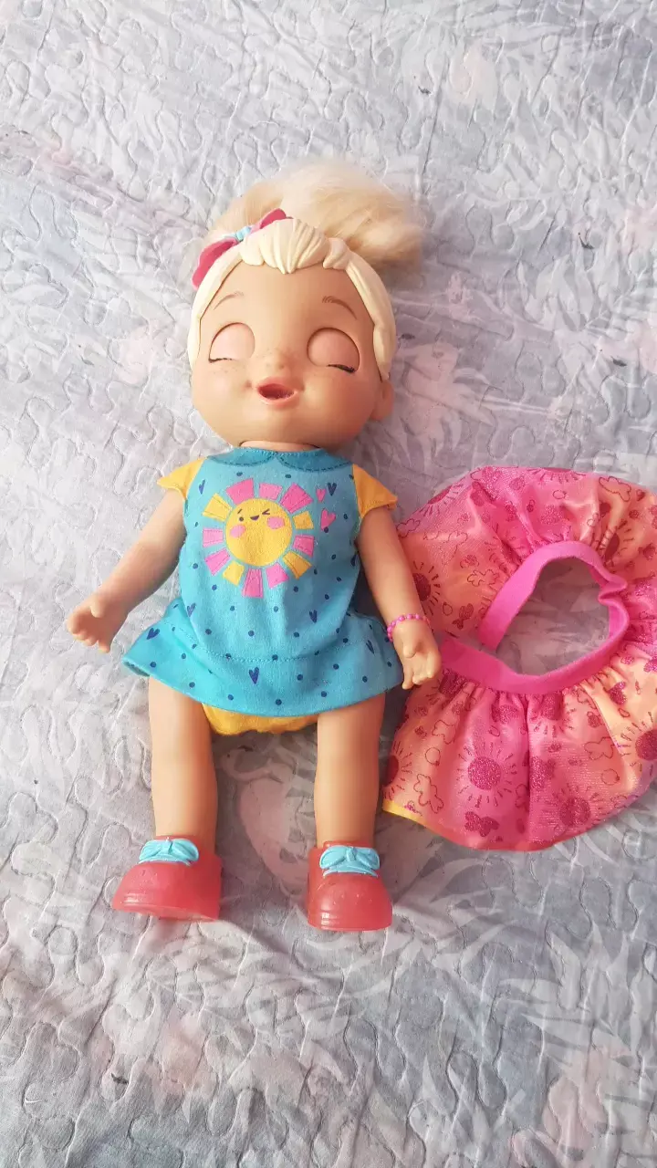 Muñeca bebé con vestido azul y accesorio rosa - 2