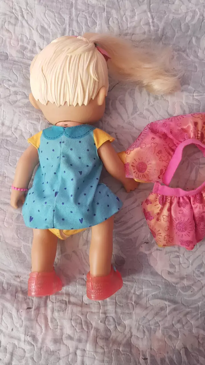 Muñeca bebé con vestido azul y accesorio rosa - 3