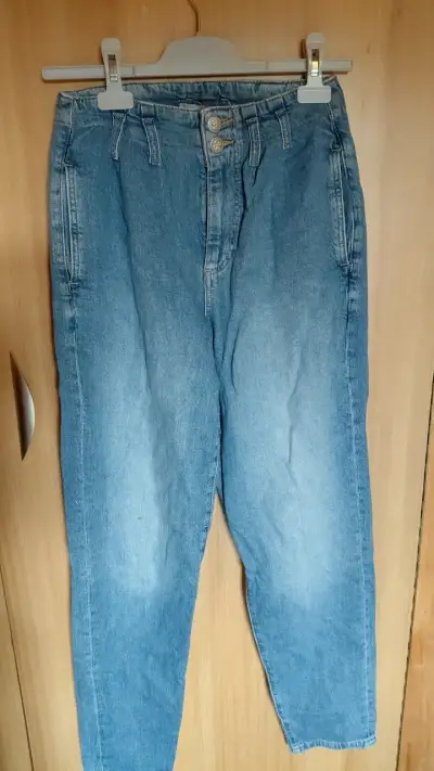 Jeans de mezclilla azul claro para mujer - miniatura 1