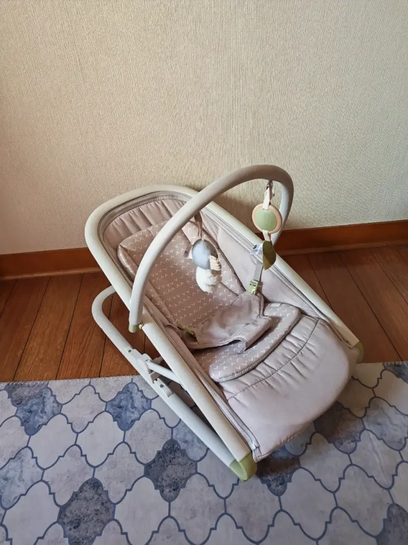 Silla mecedora para bebé color beige