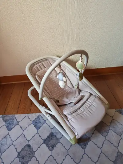 Silla mecedora para bebé color beige - miniatura 1
