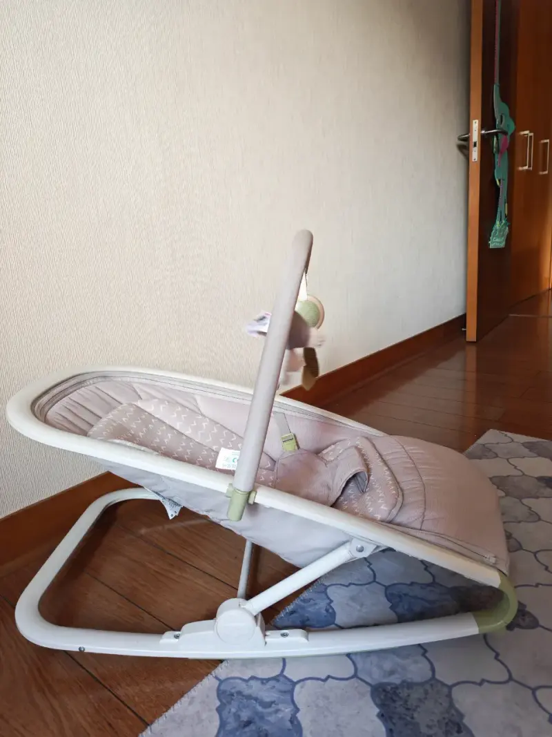 Silla mecedora para bebé color beige - 2