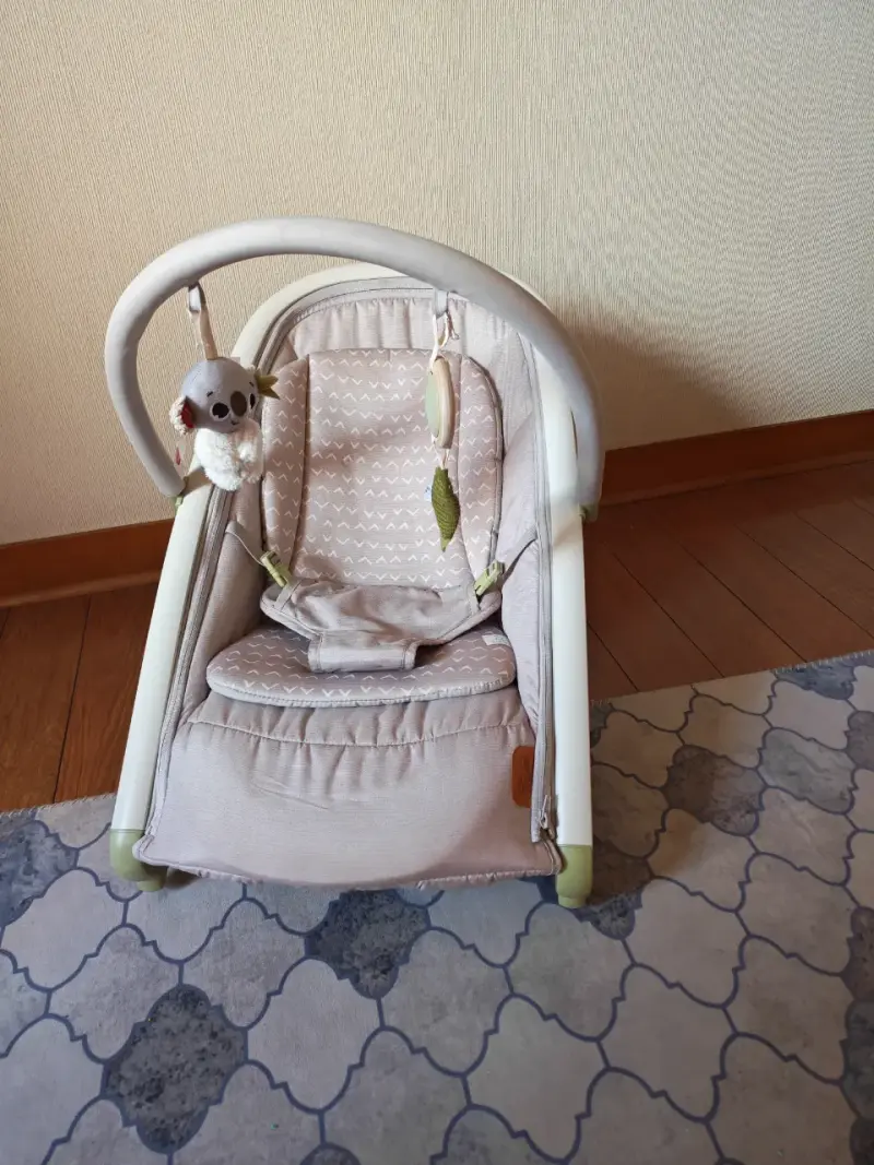 Silla mecedora para bebé color beige - 3