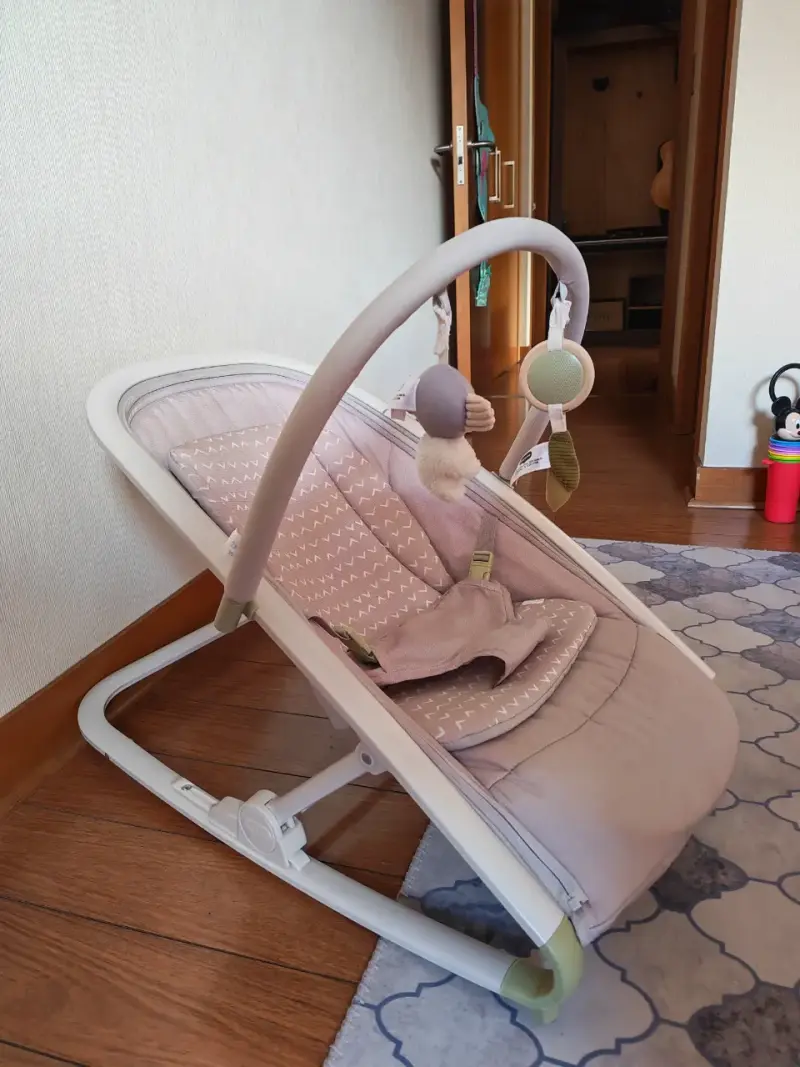 Silla mecedora para bebé color beige - 4