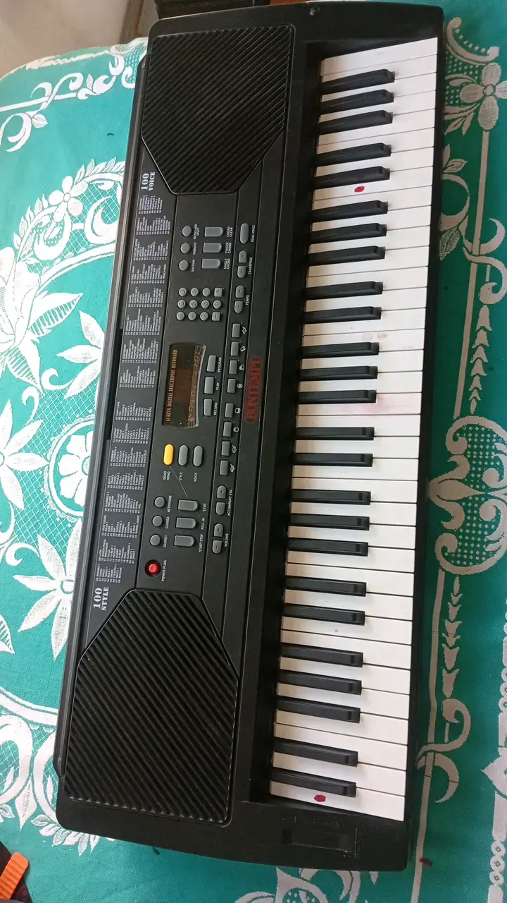 Teclado electrónico Yamaha con adaptador