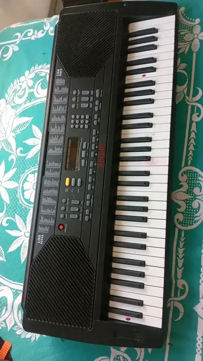 Teclado electrónico Yamaha con adaptador - miniatura 1
