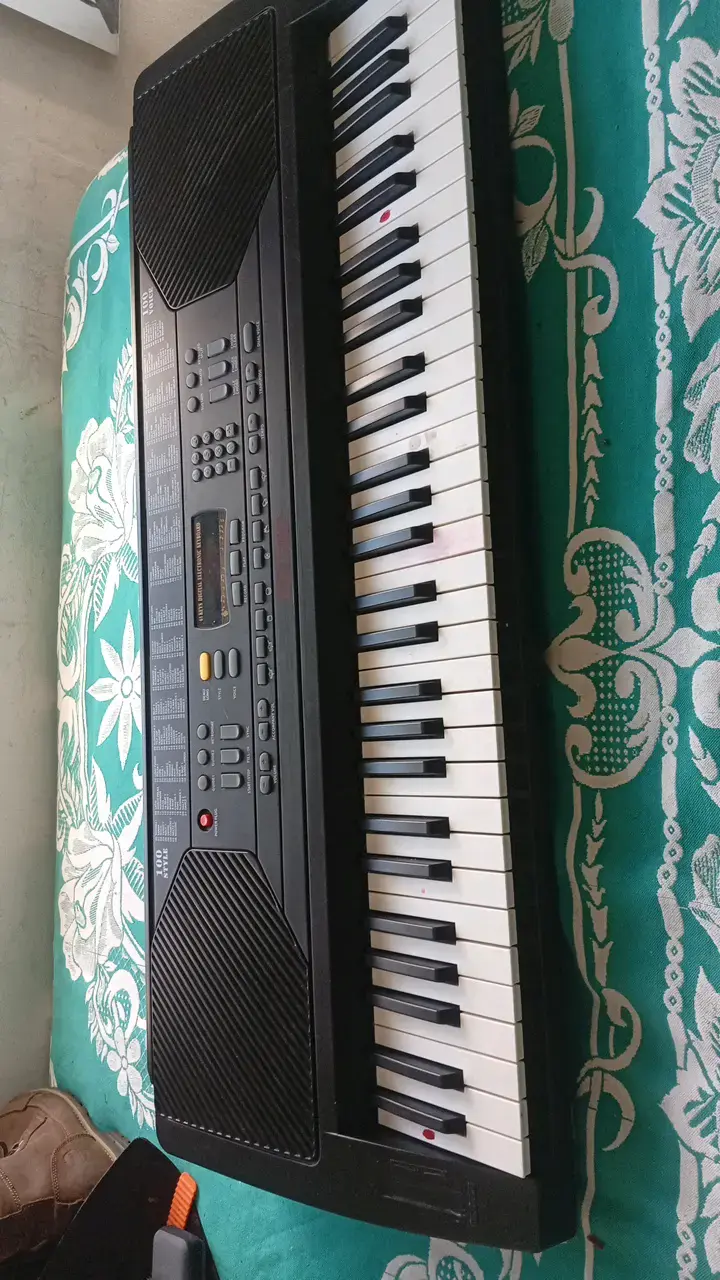 Teclado electrónico Yamaha con adaptador - 2