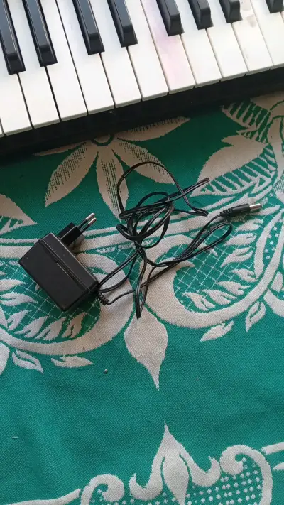 Teclado electrónico Yamaha con adaptador - miniatura 3