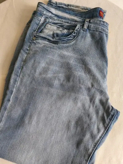 Jeans de mezclilla azul claro para hombre - miniatura 1