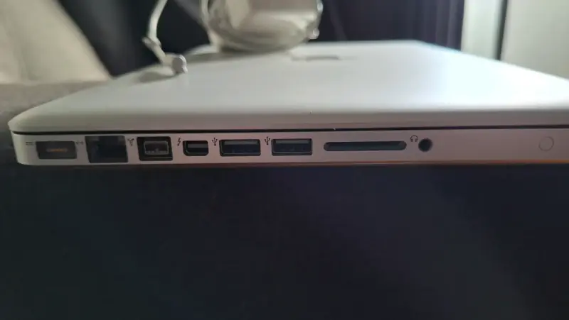 Laptop Apple MacBook con cargador incluido - 2