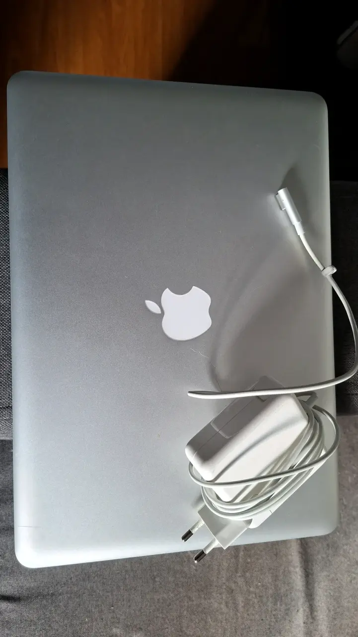 Laptop Apple MacBook con cargador incluido - 3