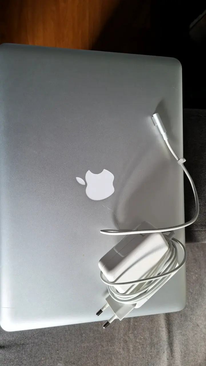 Laptop Apple MacBook con cargador incluido - 4