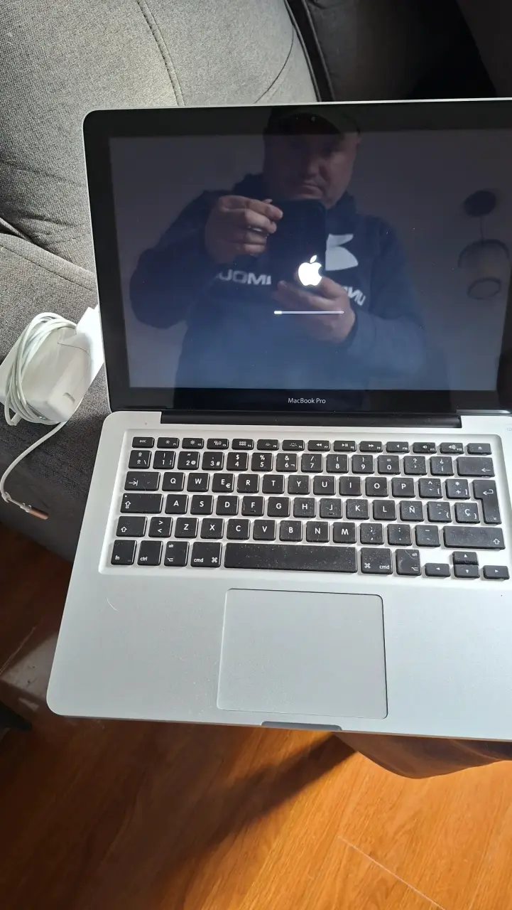 Laptop Apple MacBook con cargador incluido - 5