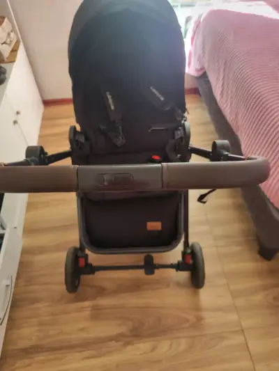 Coche de bebé negro con estructura resistente - miniatura 1