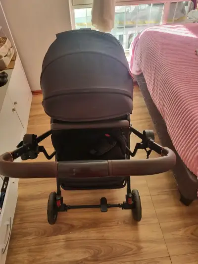Coche de bebé negro con estructura resistente - miniatura 2