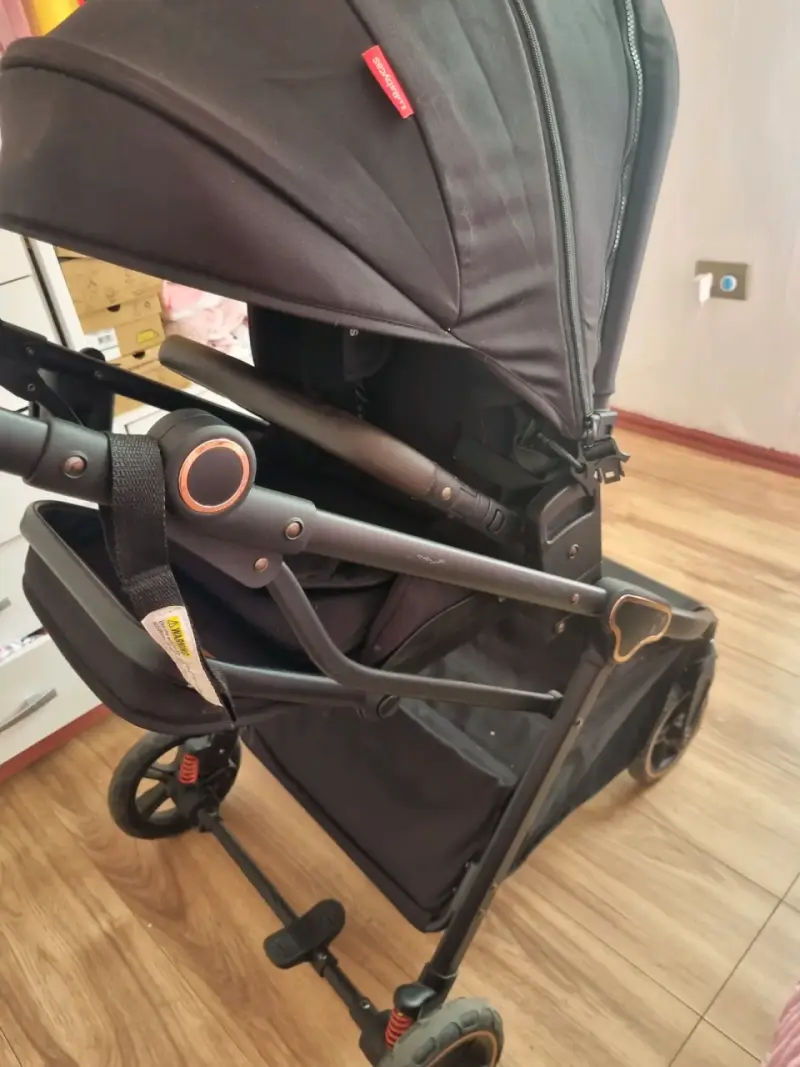 Coche de bebé negro con estructura resistente - 3