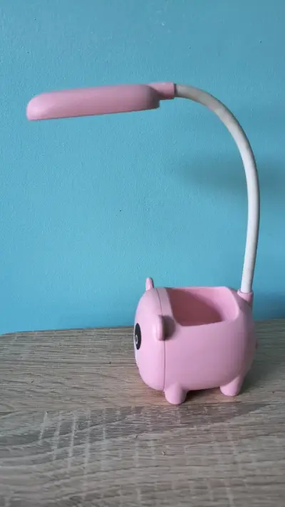 Lámpara de escritorio LED rosa con diseño de cerdito - miniatura 1