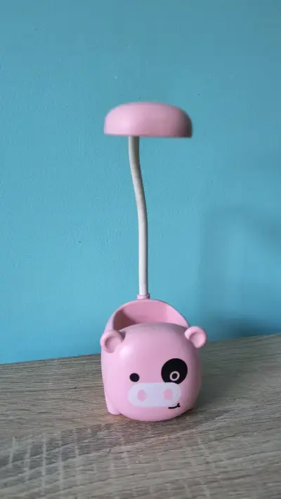 Lámpara de escritorio LED rosa con diseño de cerdito - miniatura 2
