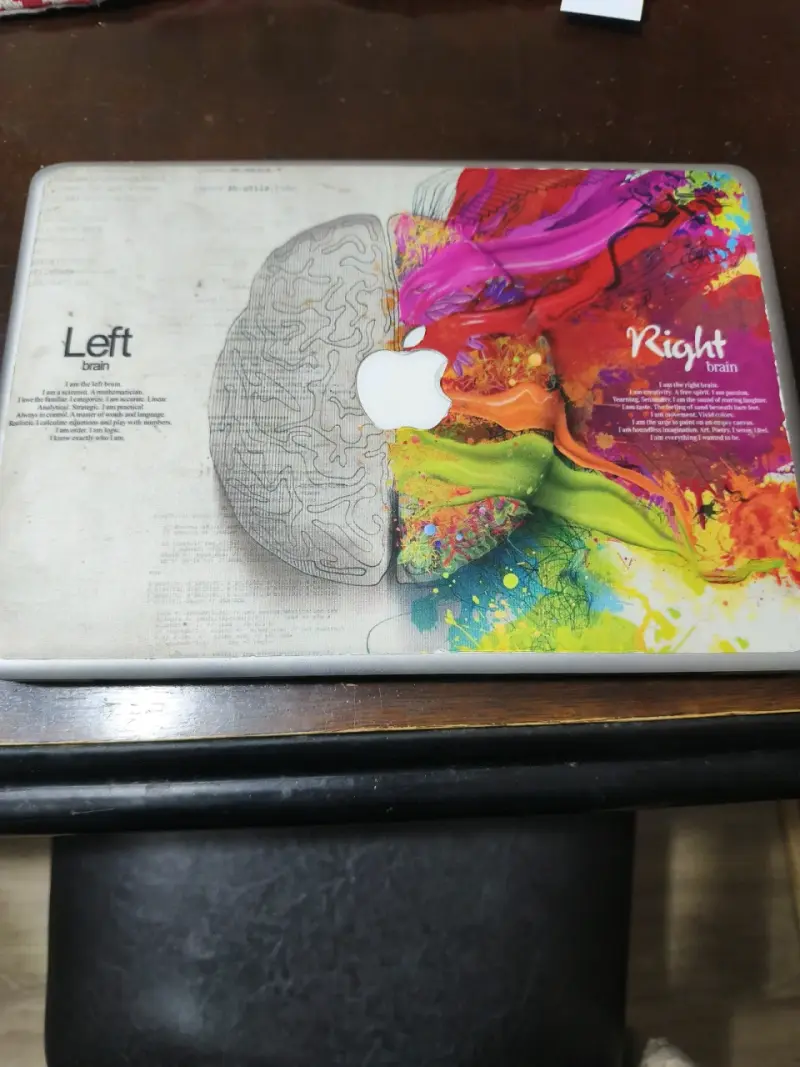 MacBook Pro con diseño creativo en la tapa - 1