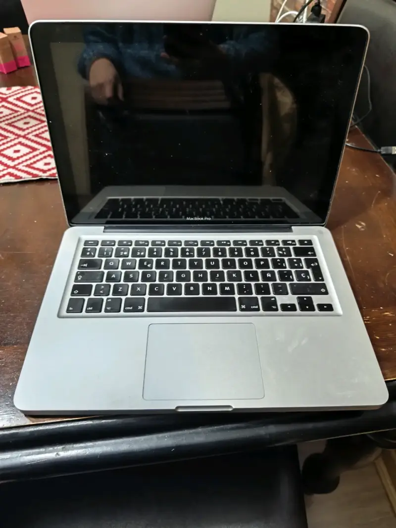 MacBook Pro con diseño creativo en la tapa - 2