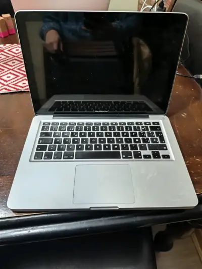 MacBook Pro con diseño creativo en la tapa - miniatura 2