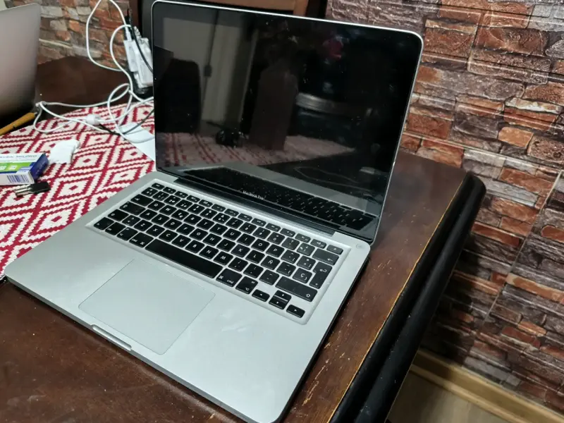 MacBook Pro con diseño creativo en la tapa - 3