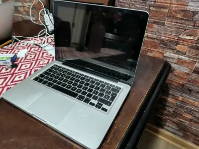MacBook Pro con diseño creativo en la tapa - miniatura 3