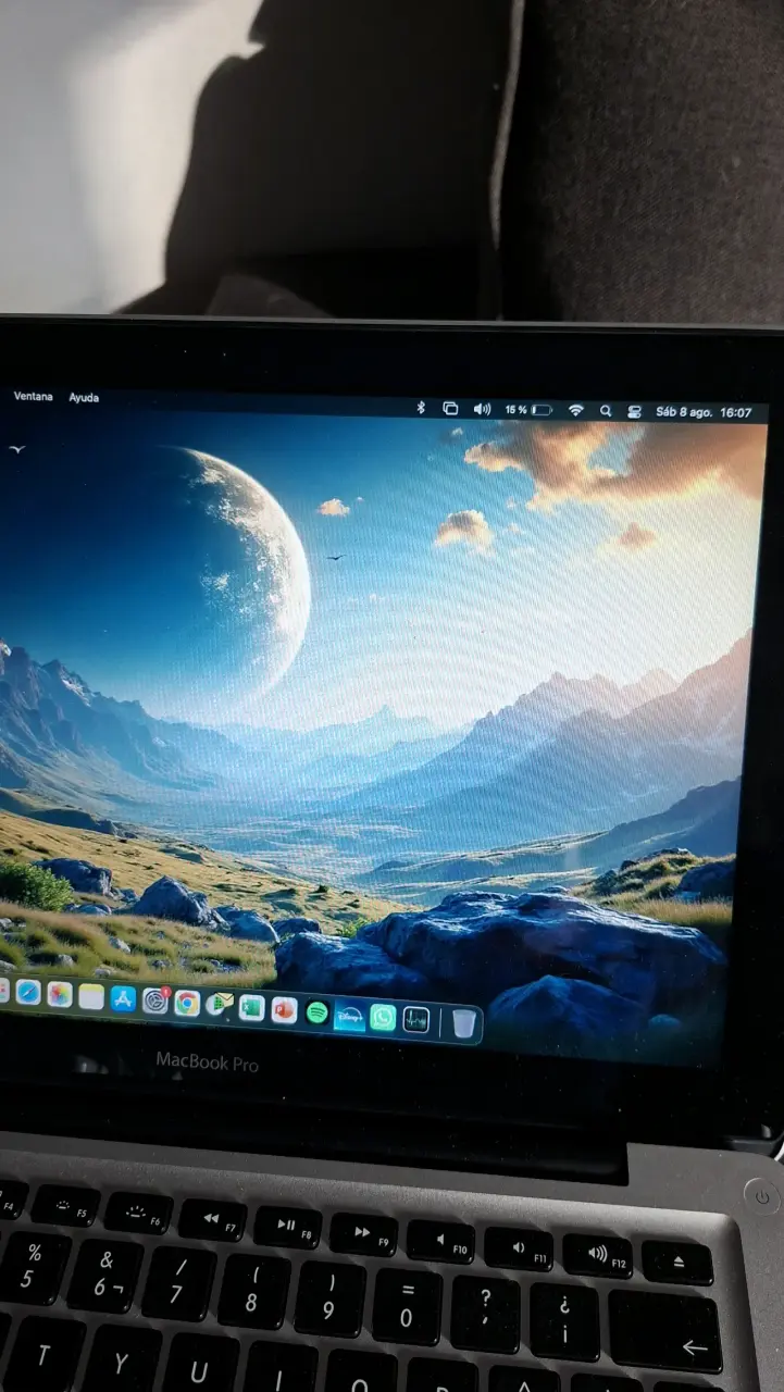 Laptop Apple MacBook con cargador incluido - 6