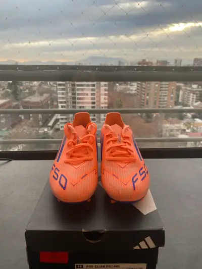 Botines de fútbol Adidas F50 Club naranjas - miniatura 1