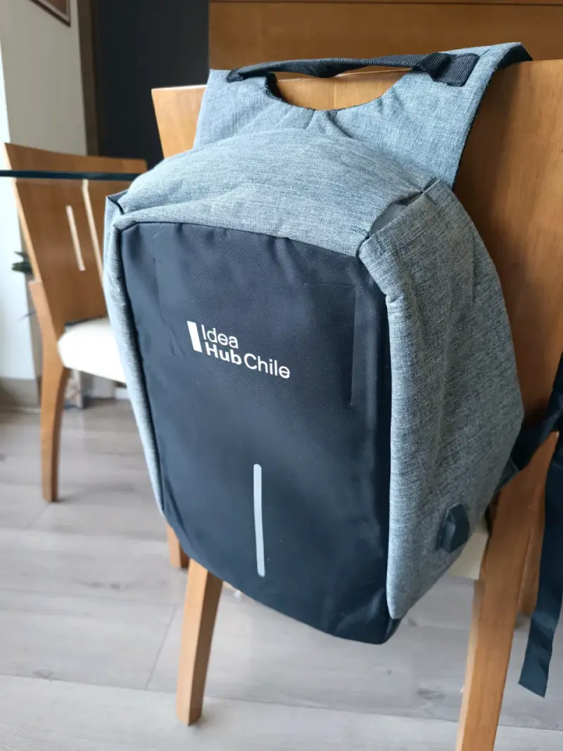 Mochila gris con múltiples compartimentos - 2