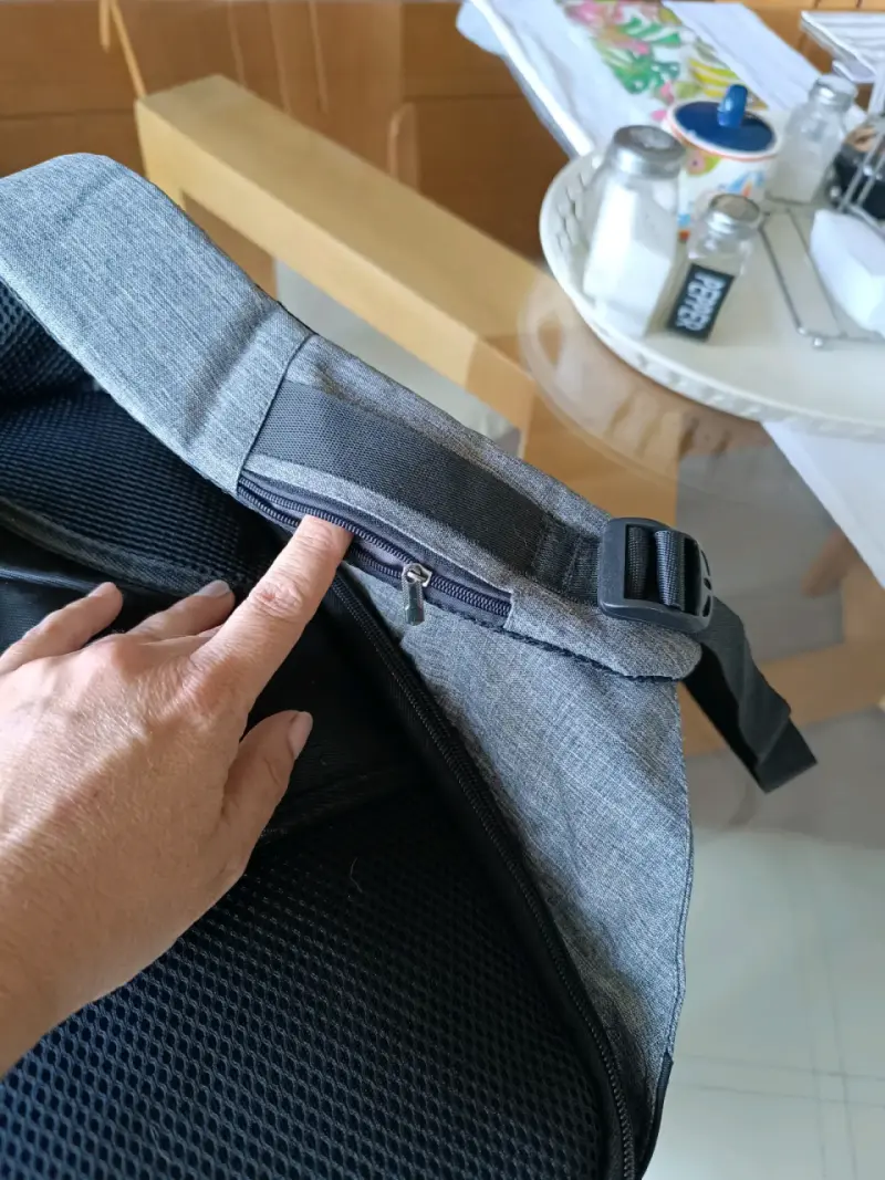 Mochila gris con múltiples compartimentos - 3