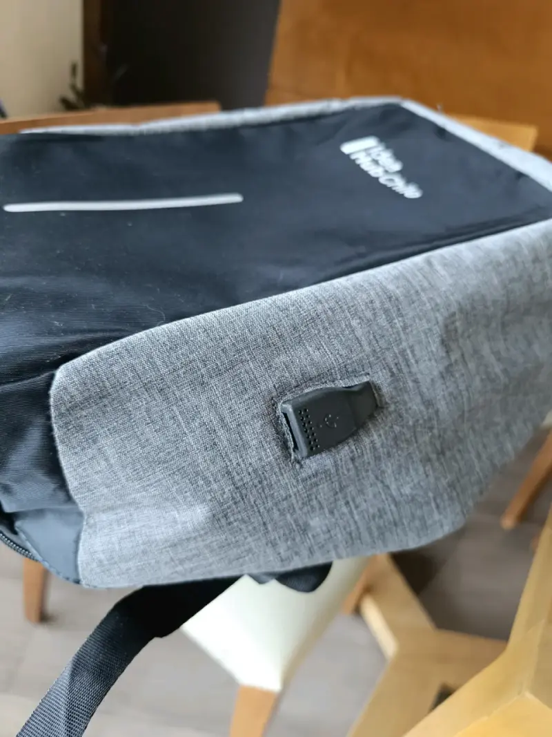 Mochila gris con múltiples compartimentos - 4