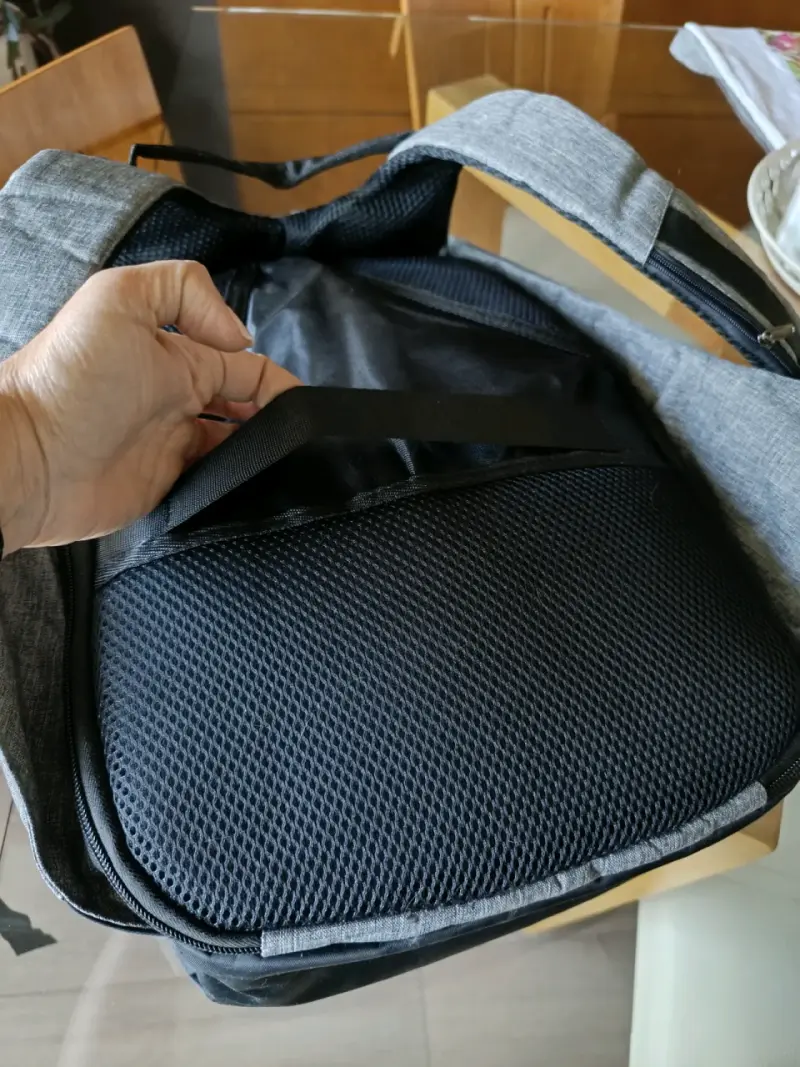 Mochila gris con múltiples compartimentos - 5